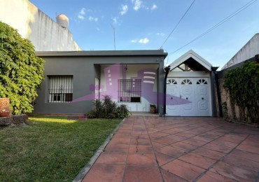 Casa de 5 Ambientes con cochera y fondo parquizado.