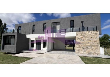 Casa a estrenar de 4 ambientes con piscina en B° La Madalena Canning